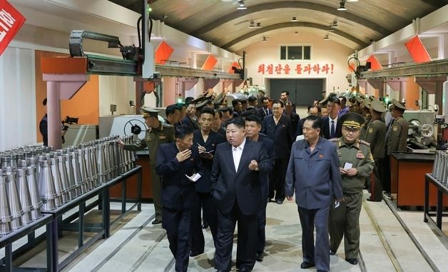 김정은, 딸 주애와 군수공장 시찰…"신형 포탄 생산능력 강화"