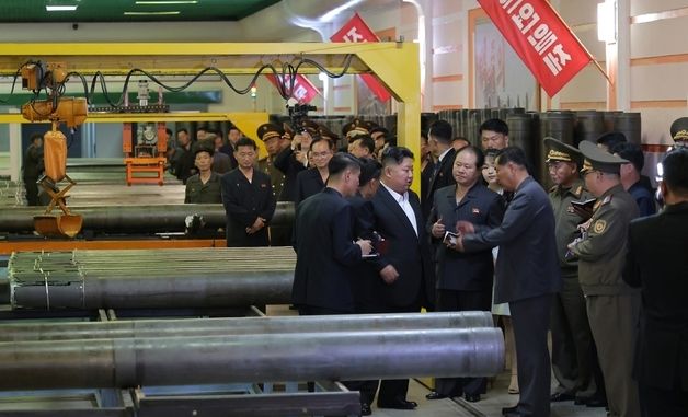 김정은, 딸 주애와 군수공장 시찰…"신형 포탄 생산능력 강화"