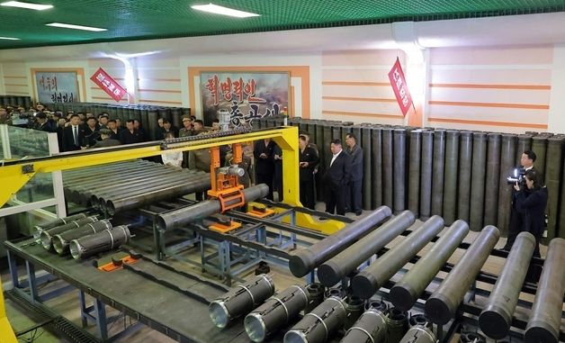 김정은, 딸 주애와 군수공장 시찰…"신형 포탄 생산능력 강화"
