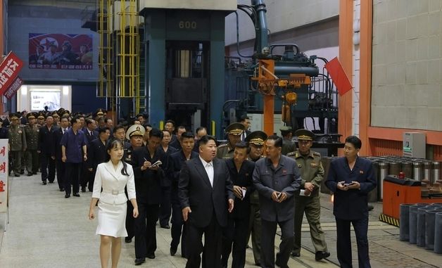 김정은, 딸 주애와 군수공장 시찰…"신형 포탄 생산능력 강화"