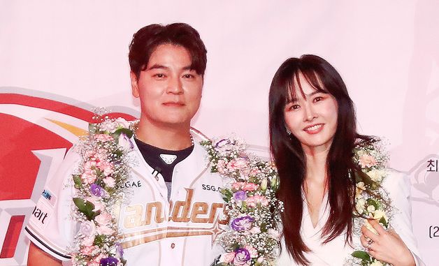 은퇴식에서 아내와 기념촬영하는 추신수