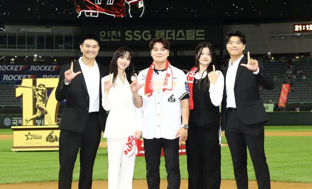 가족들과 기념촬영하는 추신수