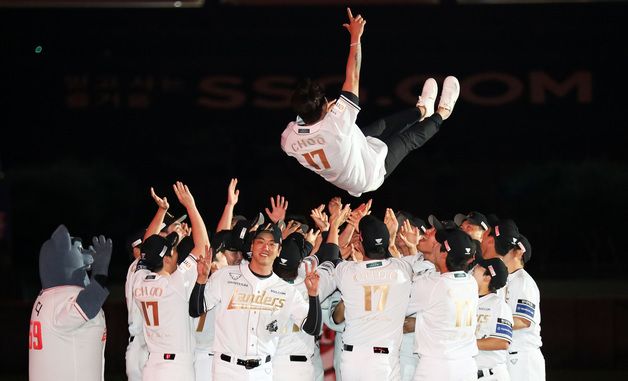 헹가래 받는 추신수