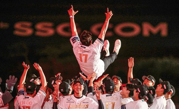 은퇴식에서 헹가래 받는 추신수