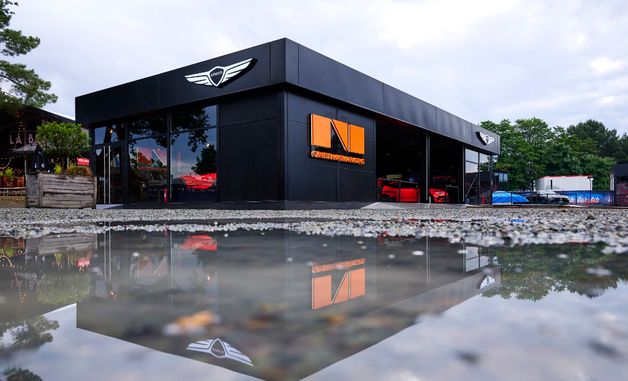 르망 24시 현장 제조사 빌리지에 마련된 제네시스 부스