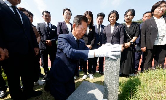 무명열사비 만지는 정청래