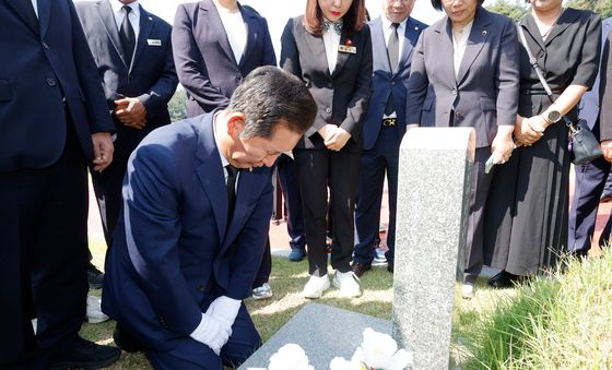 무릎꿇고 머리숙인 정청래