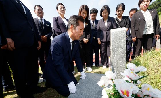 무릎꿇고 절하는 정청래