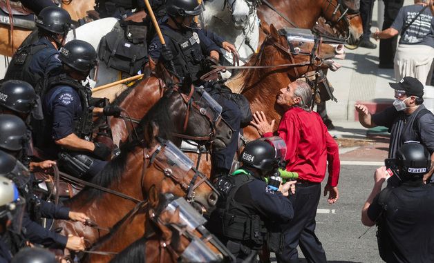 [포토]LA '노 킹스'(No Kings) 시위서 기마 경찰 막아선 남성