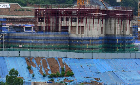 찢어진 방수포 '안전이 우선'