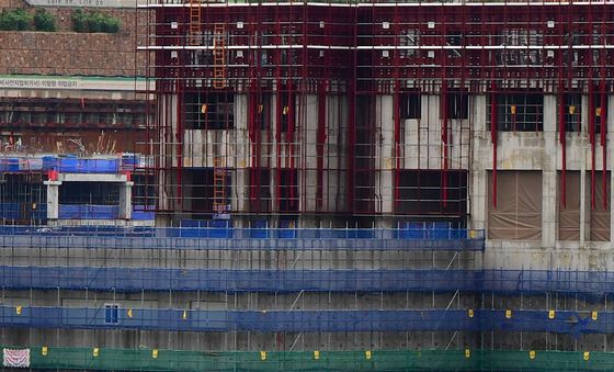 찢어진 방수포 '안전이 먼저'