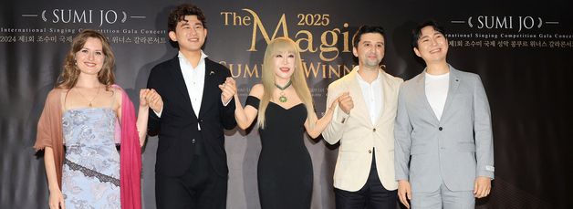 조수미, 떠오르는 라이징 스타들과 함께 기념촬영