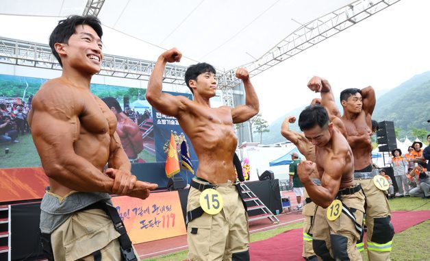 멋진 자세 뽐내는 몸짱 소방관들!