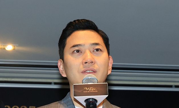 인사말 하는 최영선 지휘자