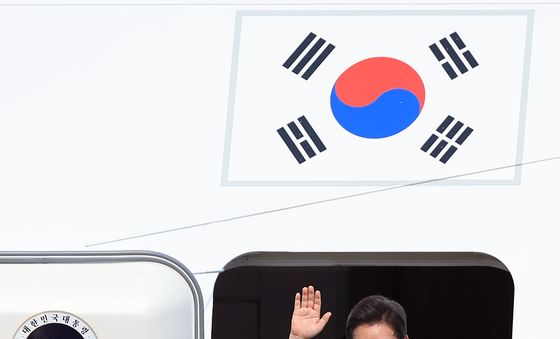 출국 인사하는 이재명 대통령 내외