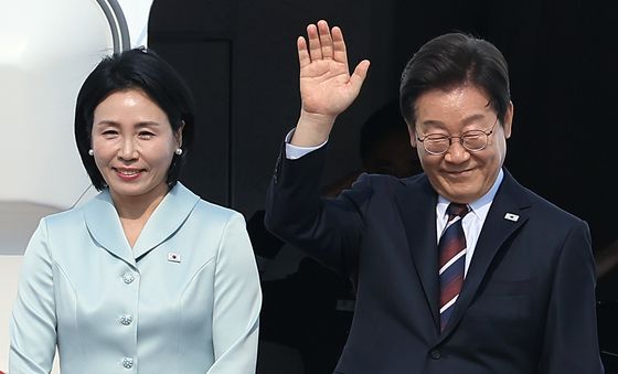 밝은 표정으로 외교 무대 향하는 이재명 대통령 내외