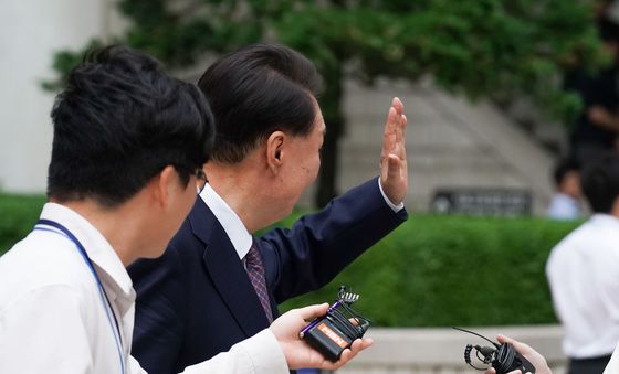 지지자들 향해 손인사 하는 윤석열 전 대통령