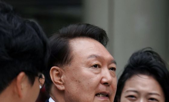 '내란 우두머리 혐의' 7차 공판 마치고 법원 나서는 윤석열