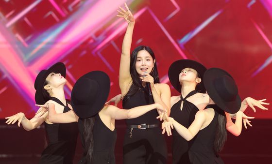 조정민, 중독성 있는 무대