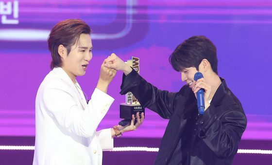 김희재·정동원, 손 잡고 댄스 삼매경