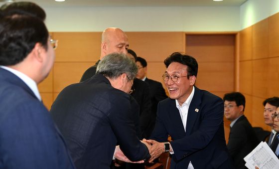 악수 나누는 김민석 총리 후보자