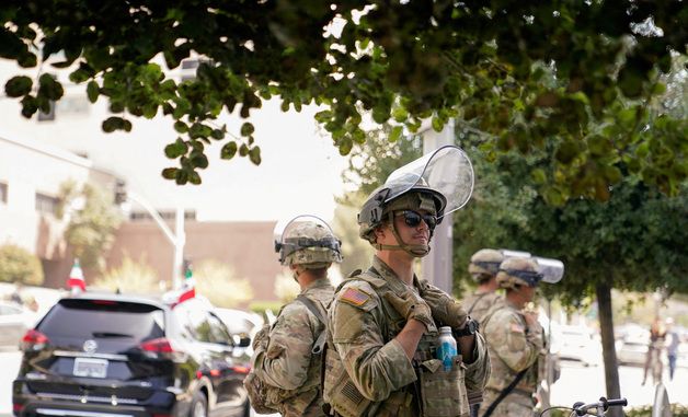 [포토] 노 킹스 시위대 지켜보는 미국 해병대원들
