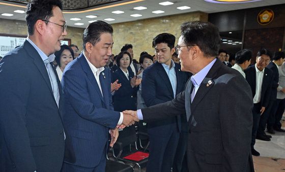 악수하는 우원식·김병기