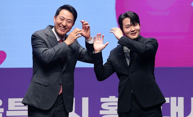 오세훈 서울시장과 기념 촬영하는 선우예권