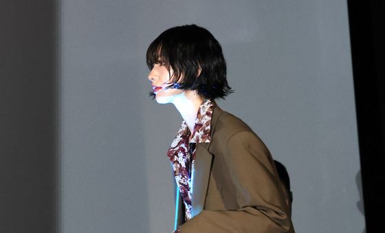 나나, 아찔한 발걸음