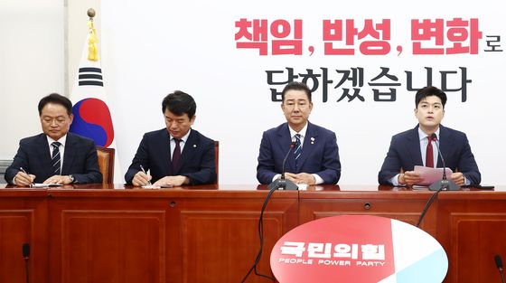 국민의힘 찾은 민주당 원내대표단