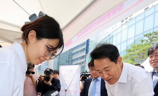 '산불피해지역 희망장터'에서 물건 구매하는 오세훈 시장