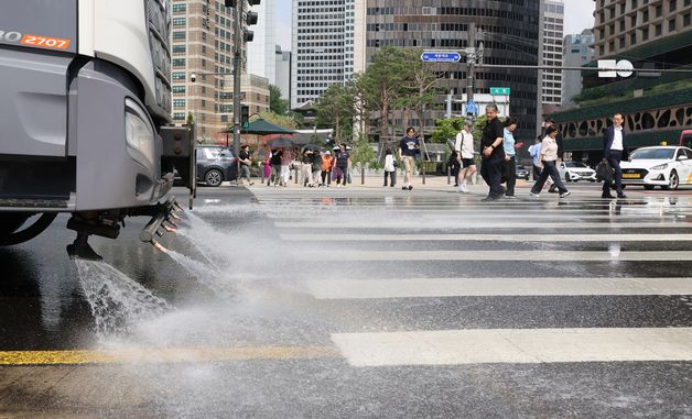 덕수궁 앞 도로 물청소