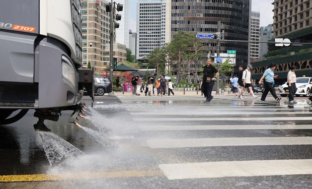 덕수궁 앞 도로 물청소