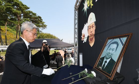 헌화하는 권영국 대표