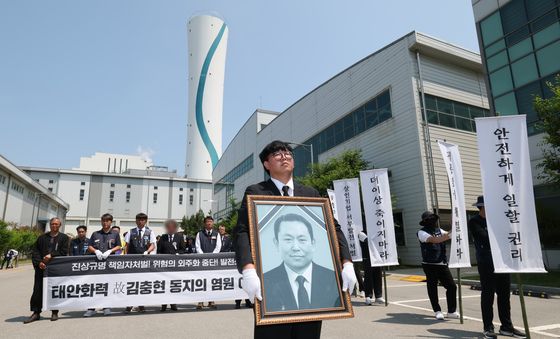 사고현장에서 고인 추모