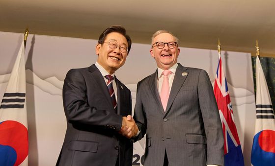 앤서니 앨버니지 호주 총리와 악수하는 이재명 대통령