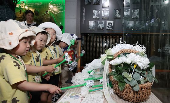 '국군아저씨 편히 쉬세요'