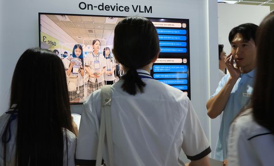 온 디바이스 VLM 체험하는 학생들