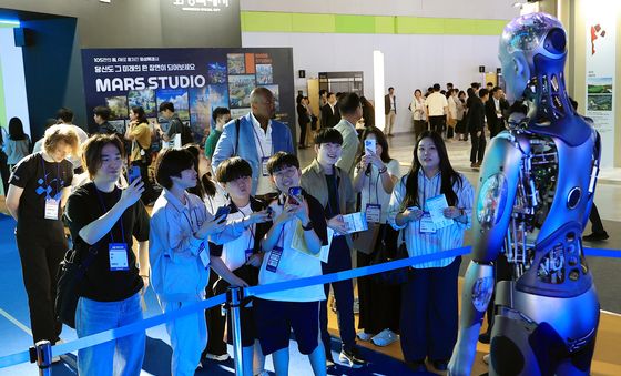 휴머노이드 로봇 '아메카'에 관심 집중