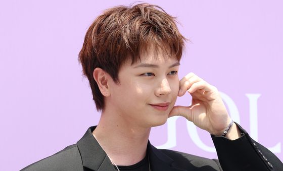 육성재, 달콤 볼 하트에 풍덩