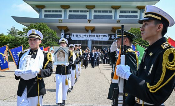 육군, '6.25전쟁 전사자 발굴유해 합동안장식'