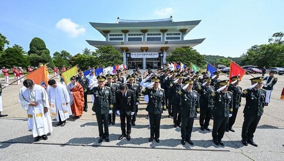 육군, '6.25전쟁 전사자 발굴유해 합동안장식'