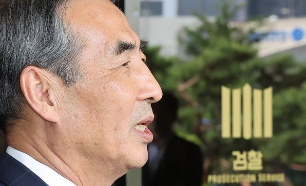 취재진 질문에 답변하는 민중기 특검