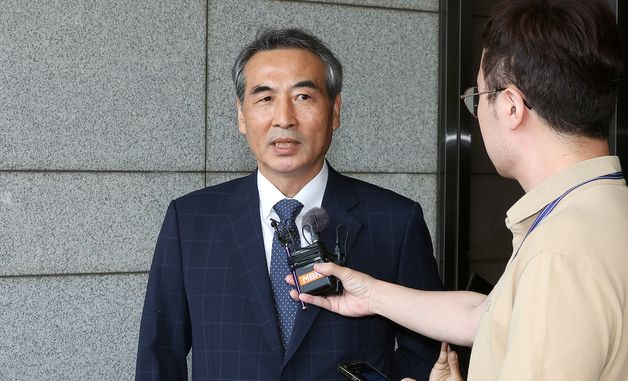 취재진 질문에 답변하는 민중기 특검