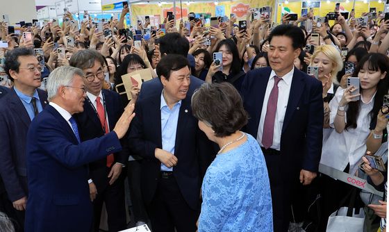 방문객들에게 인사하는 문재인 전 대통령