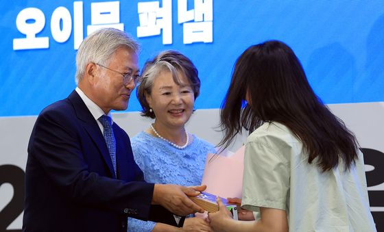 시상 나선 문재인 전 대통령 내외