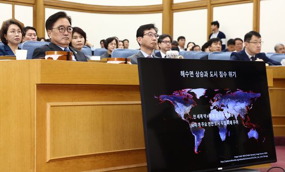 기후위기로 발생하는 문제점 자료 보는 우원식 의장