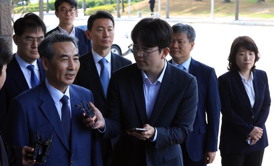 민중기 특검과 특검보들, 법무부-공수처 방문 종료