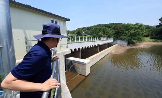 집중호우 대비해 수문 열어 수위 낮추는 청계저수지