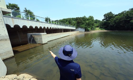 장마철 앞두고 수위 낮추는 청계저수지